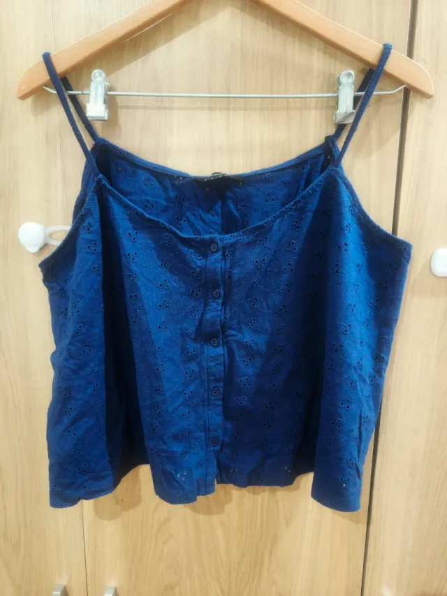 Camiseta corta azul con botones