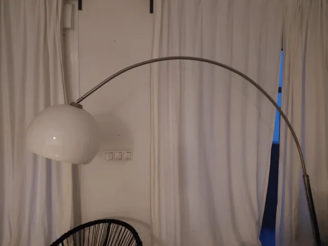 Lámpara de pie diseño en forma de arco