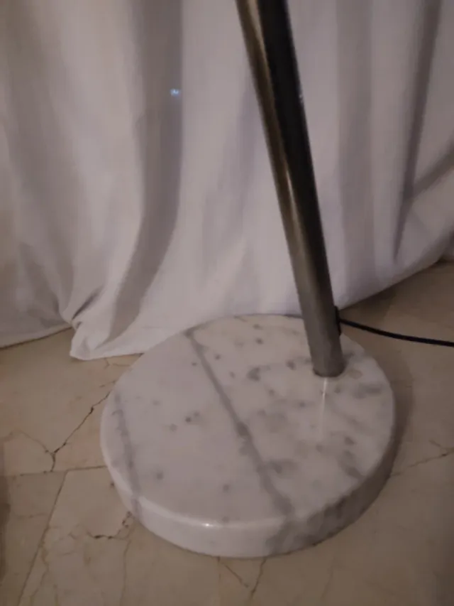 Lámpara de pie diseño en forma de arco