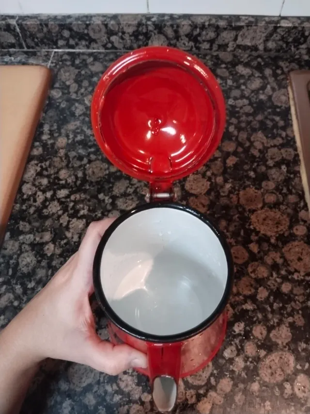 Jarra antigua para calentar agua roja