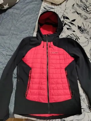 Cazadora acolchada negra y roja