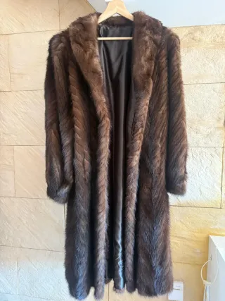 Abrigo piel sintético marrón oscuro