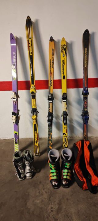 5 Pares de Esquís con Fijaciones y Bastones.