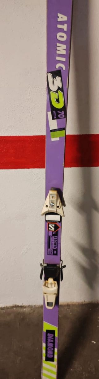 5 Pares de Esquís con Fijaciones y Bastones.