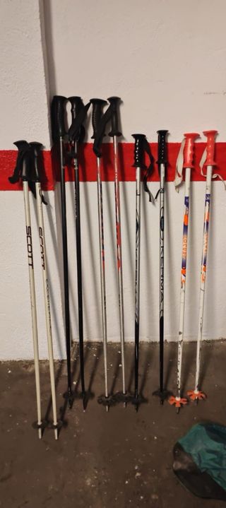 5 Pares de Esquís con Fijaciones y Bastones.