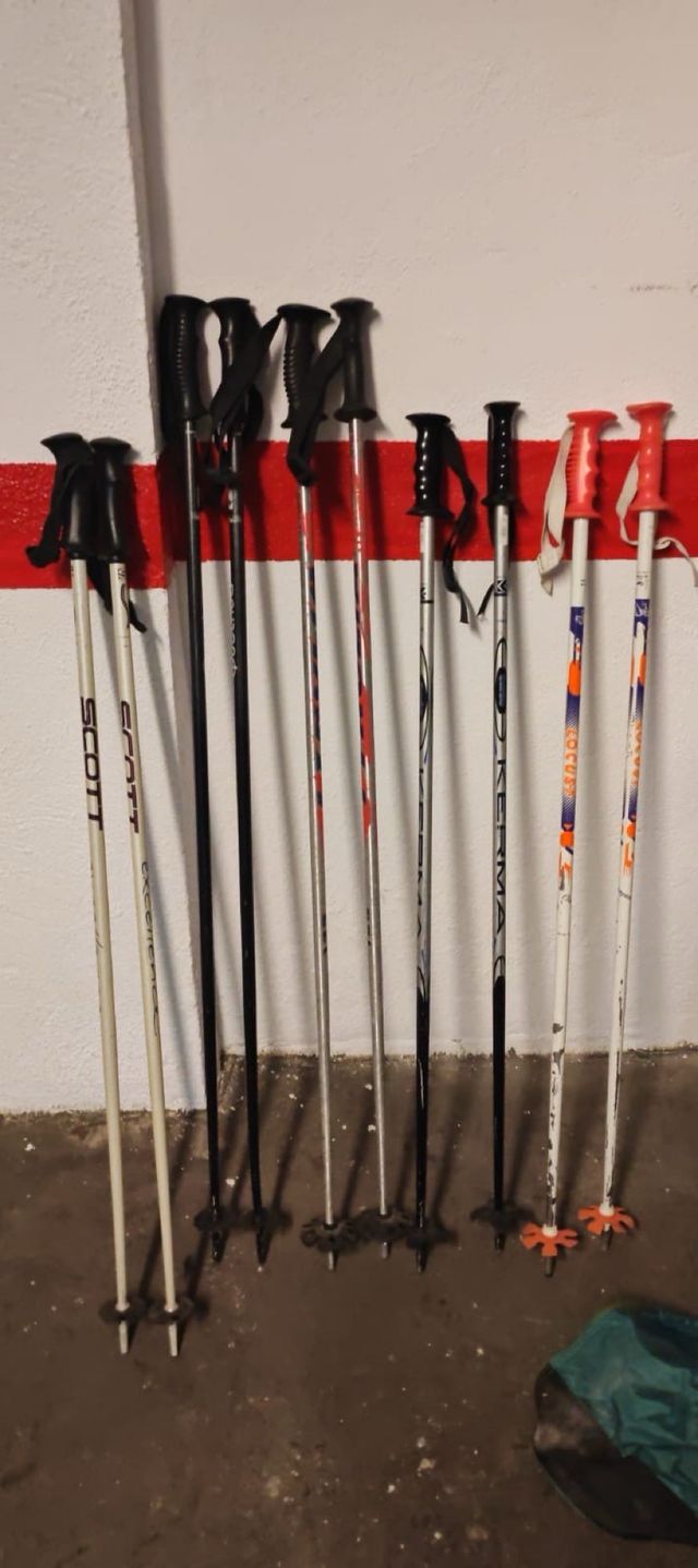 5 Pares de Esquís con Fijaciones y Bastones.