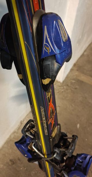 5 Pares de Esquís con Fijaciones y Bastones.