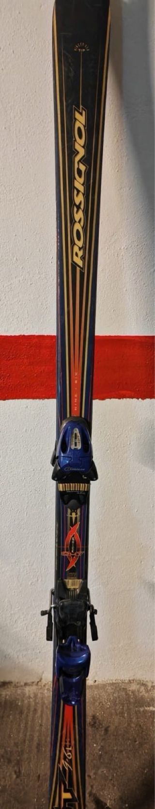 5 Pares de Esquís con Fijaciones y Bastones.