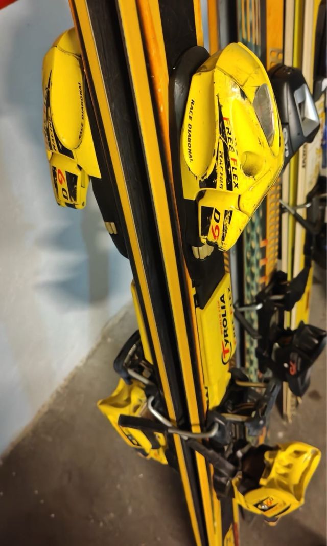 5 Pares de Esquís con Fijaciones y Bastones.