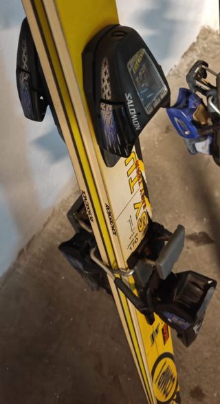 5 Pares de Esquís con Fijaciones y Bastones.