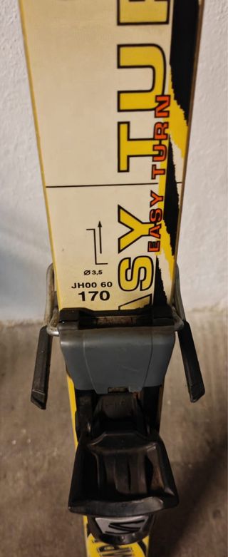 5 Pares de Esquís con Fijaciones y Bastones.