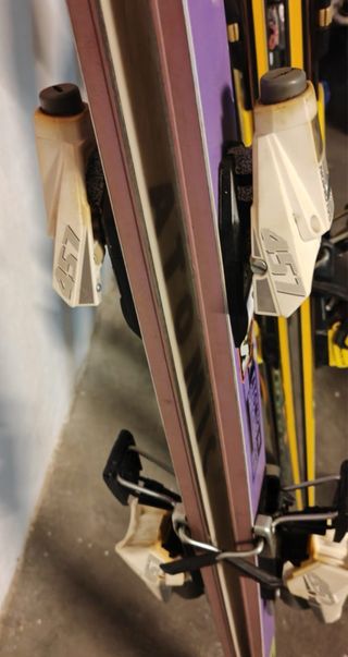 5 Pares de Esquís con Fijaciones y Bastones.