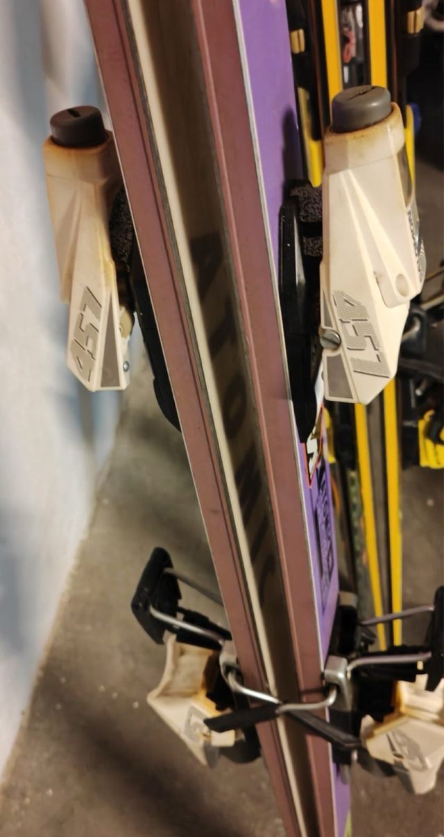 5 Pares de Esquís con Fijaciones y Bastones.