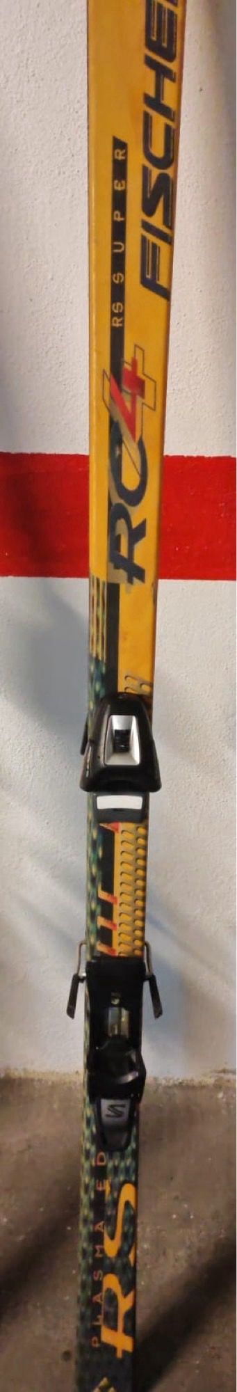 5 Pares de Esquís con Fijaciones y Bastones.