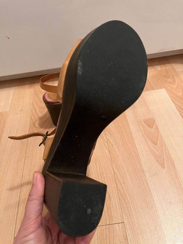 Sandalias  B.D.A. Piel Tacon Alto color Mostaza