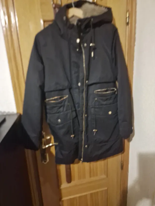 Chaqueta negra muy abrigadita en muy bien estado