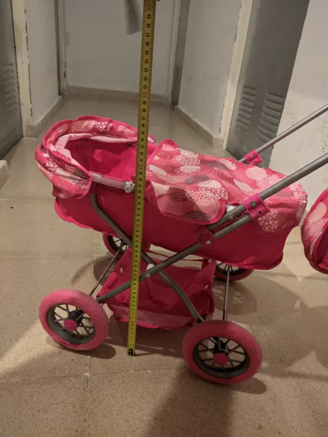 Carrito de bebé de juguete rosa
