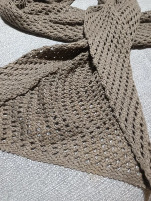 Bufanda de punto beige con diseño abierto