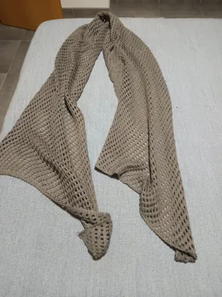 Bufanda de punto beige con diseño abierto