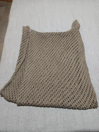 Bufanda de punto beige con diseño abierto