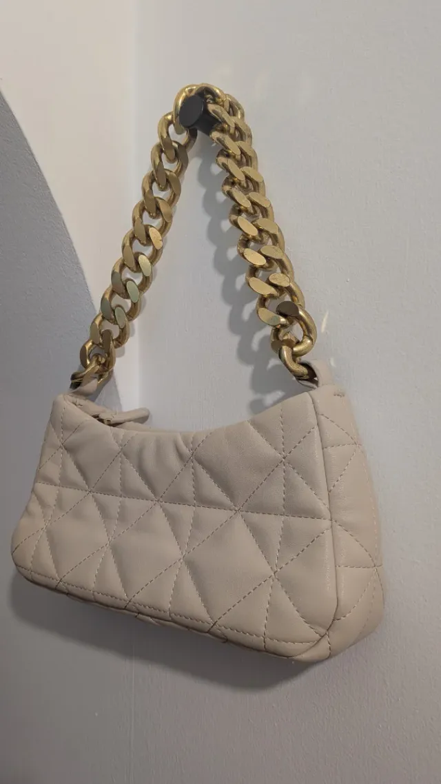 Bolso acolchado con cadena dorada