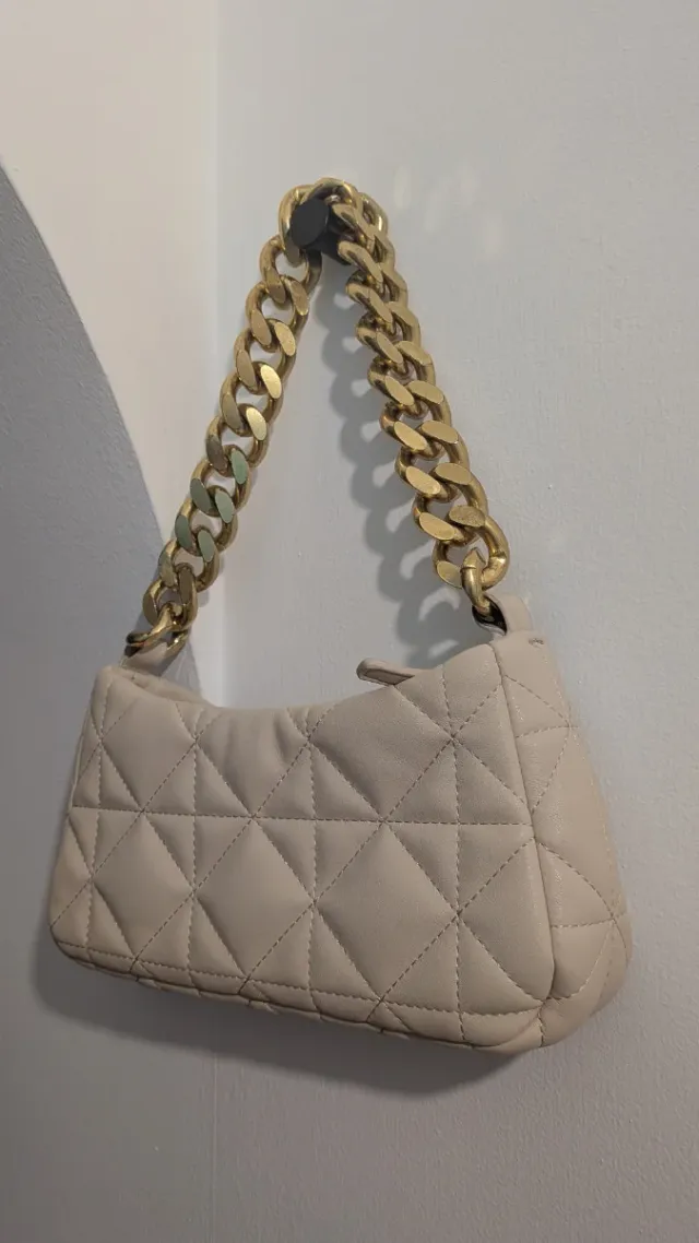 Bolso acolchado con cadena dorada