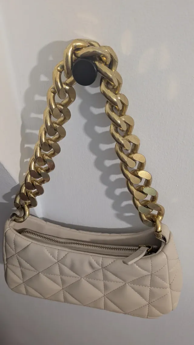 Bolso acolchado con cadena dorada