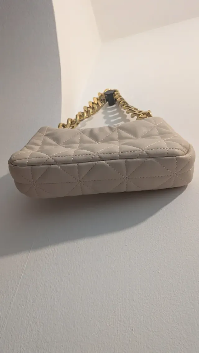 Bolso acolchado con cadena dorada