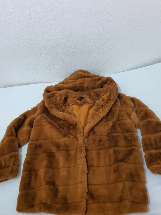 Abrigo de piel sintética marrón con capucha