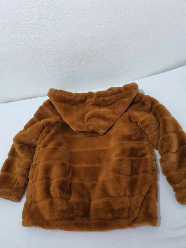 Abrigo de piel sintética marrón con capucha