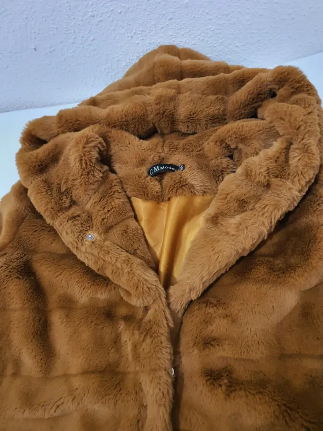 Abrigo de piel sintética marrón con capucha