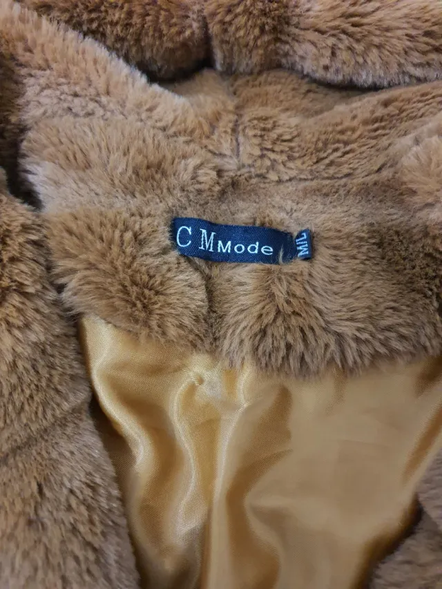 Abrigo de piel sintética marrón con capucha