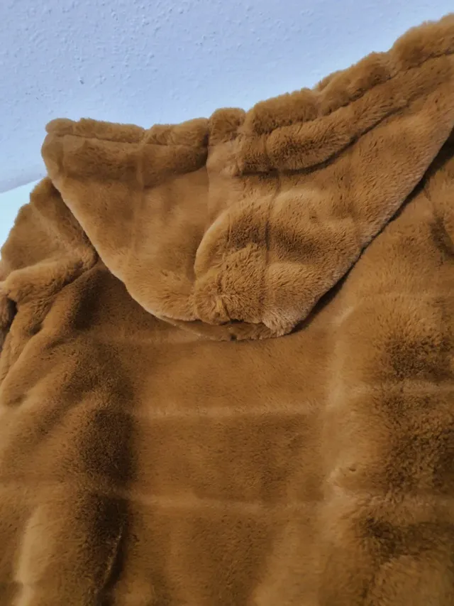 Abrigo de piel sintética marrón con capucha