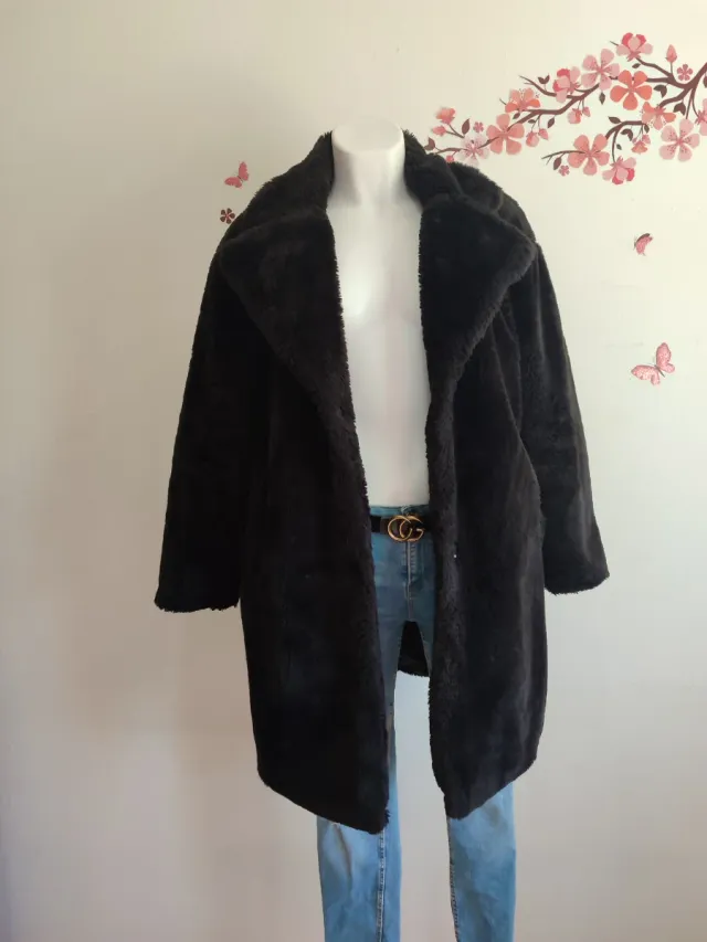 Abrigo negro de pelo sintético