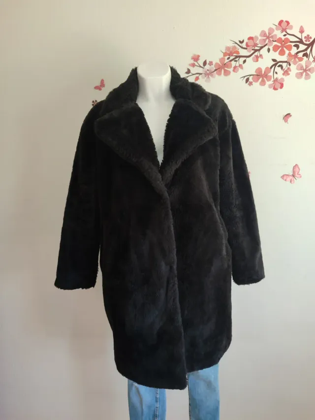 Abrigo negro de pelo sintético