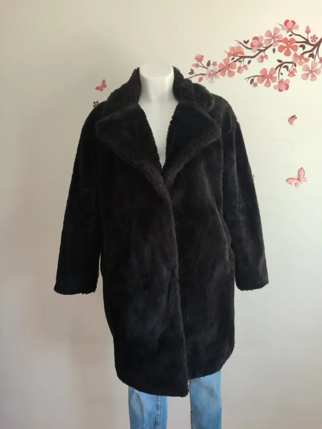 Abrigo negro de pelo sintético