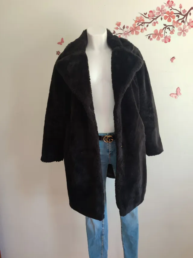 Abrigo negro de pelo sintético