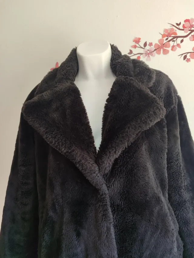 Abrigo negro de pelo sintético