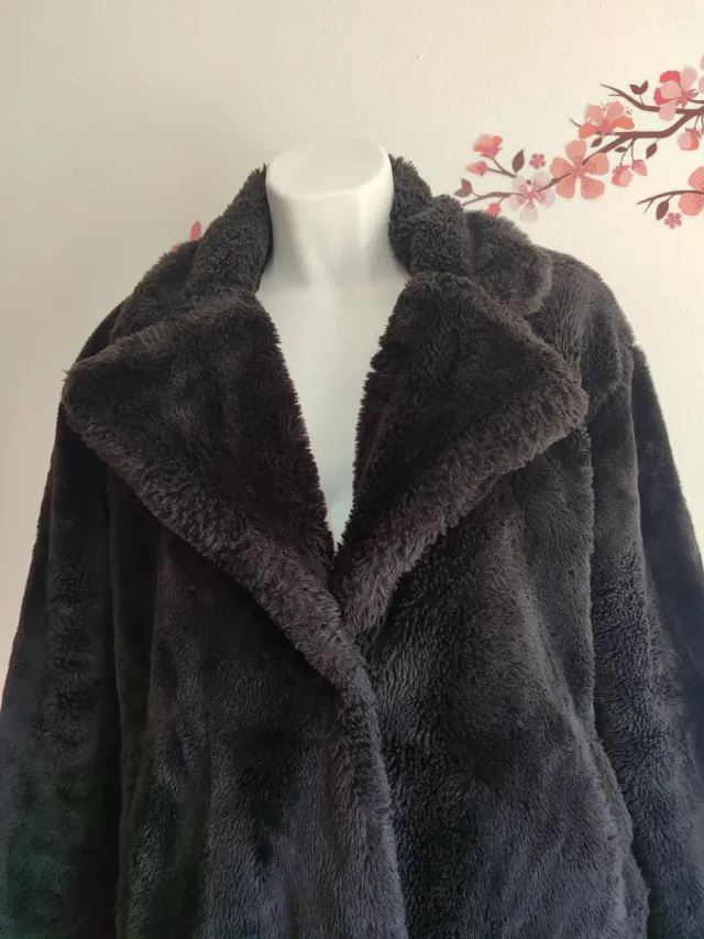 Abrigo negro de pelo sintético