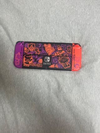 Nintendo Switch Oled Pokémon púrpura Semi Nueva.
