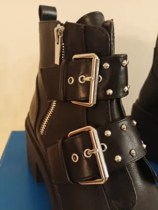 Botas Stradivarius negras con tachuelas