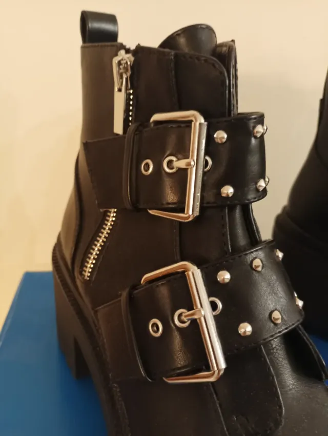 Botas Stradivarius negras con tachuelas