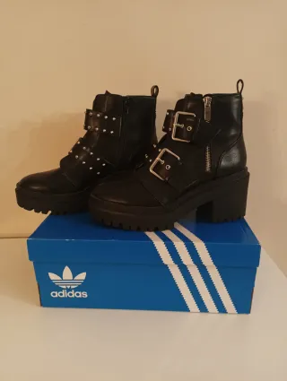 Botas Stradivarius negras con tachuelas