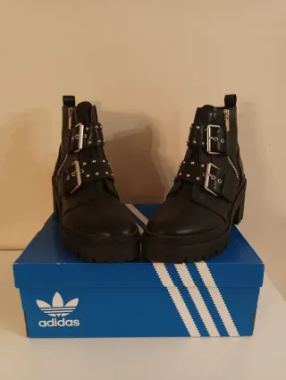 Botas Stradivarius negras con tachuelas