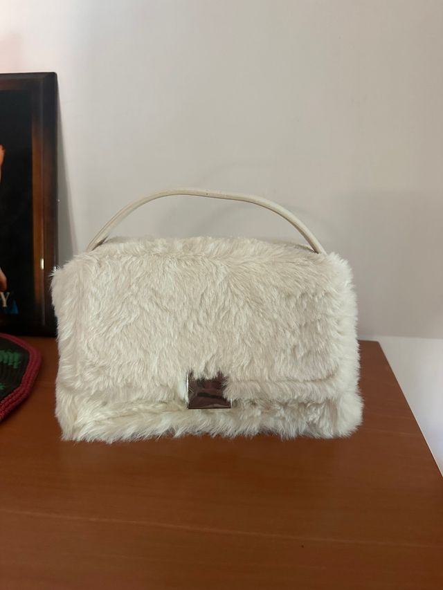 Bolso de pelo blanco Stradivarius