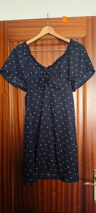 Vestido de verano azul con lunares blancos