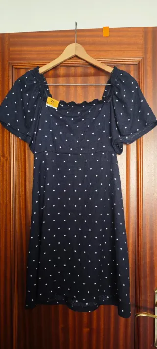 Vestido de verano azul con lunares blancos