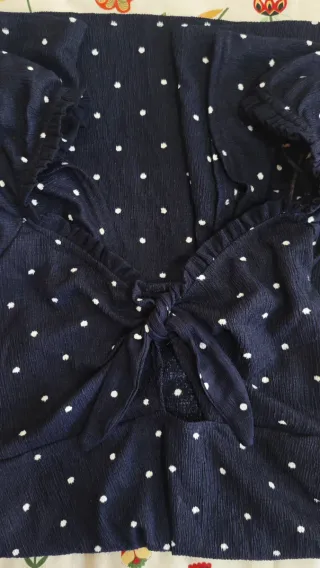 Vestido de verano azul con lunares blancos