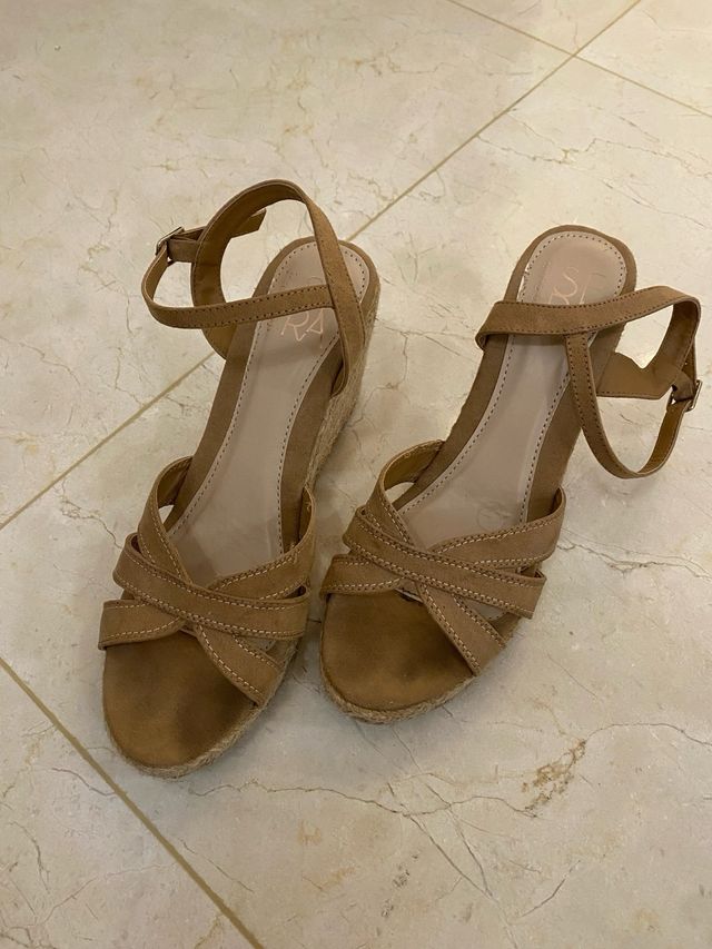 Cuñas beige paja talla 41 tacones