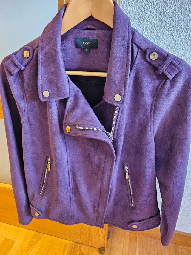 Chaqueta  Morada Talla XL.